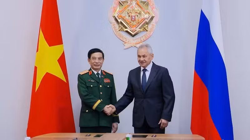 El ministro vietnamita de Defensa, general Phan Van Giang, y el general Sergei Shoigu, secretario del Consejo de Seguridad de la Federación de Rusia. (Foto: Ministerio de Defensa de Vietnam)