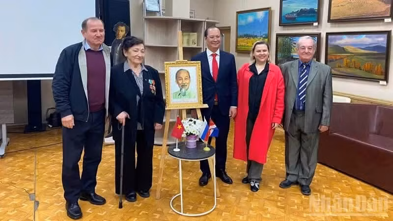 El cónsul general vietnamita en Vladivostok, Nguyen Viet Kien, con amigos rusos cercanos a Vietnam. (Foto: Nhan Dan)