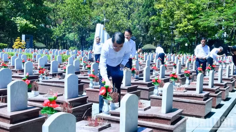 El primer ministro de Vietnam, Le Minh Hung, ofrece incienso en las tumbas de los mártires. (Foto: Nhan Dan)