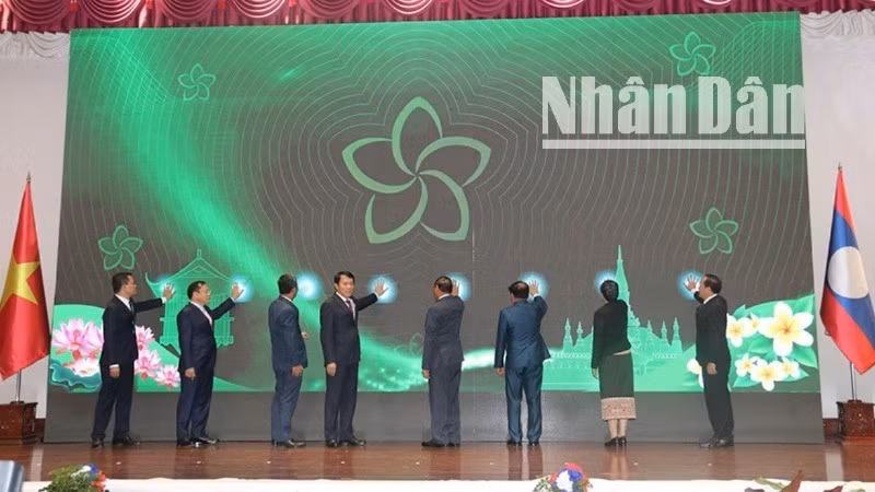 Los delegados presionaron el botón para inaugurar el Sistema de producción de tarjetas de identidad ciudadana de Laos. (Foto: Nhan Dan)