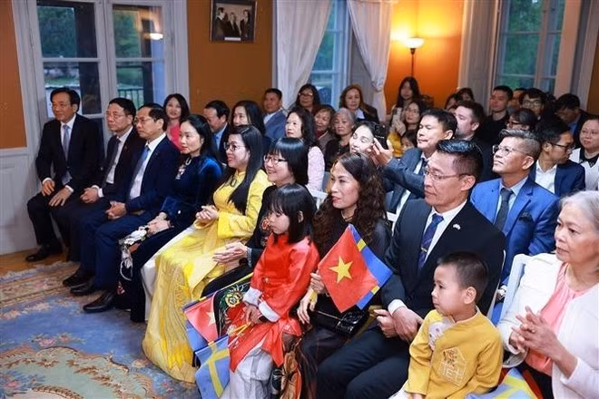 El encuentro reúne a personal de la Embajada de Vietnam y representantes de la comunidad vietnamita en Suecia. (Foto: VNA)