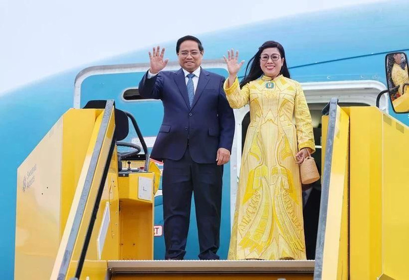 El primer ministro Pham Minh Chinh y su esposa llegan al Aeropuerto Arlanda de Estocolmo la tarde del 11 de junio. (Foto: VNA)