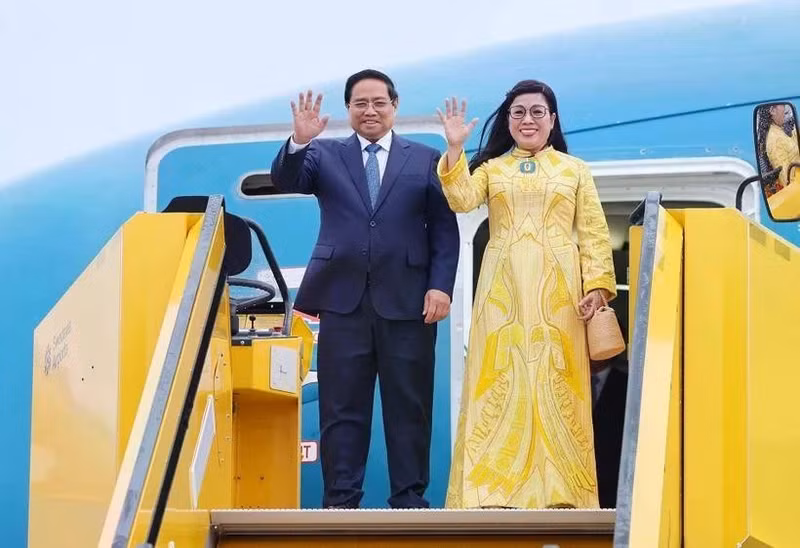 El primer ministro Pham Minh Chinh y su esposa llegan al Aeropuerto Arlanda de Estocolmo la tarde del 11 de junio. (Foto: VNA)
