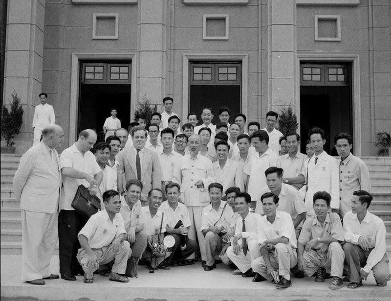 El Presidente Ho Chi Minh y los periodistas. (Foto: VNA)