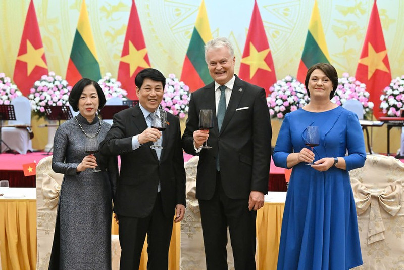 El presidente de Vietnam, Luong Cuong, y su esposa ofrecen un banquete en honor al jefe del Estado lituano, Gitanas Nausėda, y su cónyuge. (Foto: VNA)
