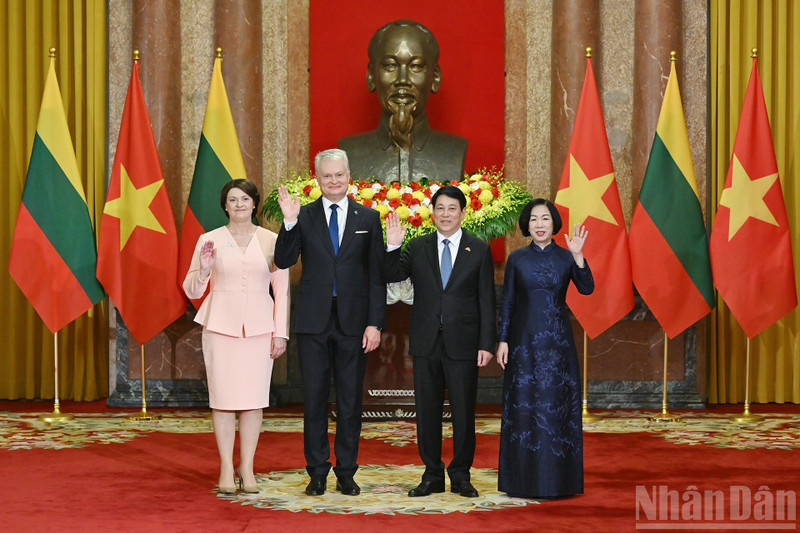 El presidente de Vietnam, Luong Cuong, su homólogo lituano, Gitanas Nauseda, y sus esposas. (Foto: Nhan Dan)