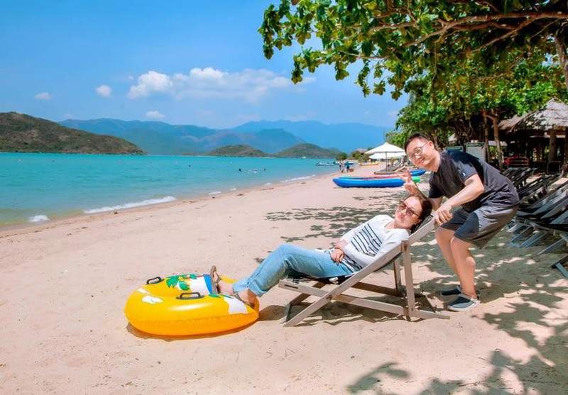 Turistas surcoreanos en una playa de Nha Trang (Foto: VNA)
