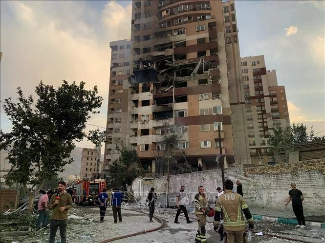 Un edificio en Teherán, Irán, dañado tras un ataque aéreo israelí el 13 de junio de 2025. (Foto: VNA)