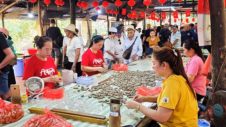 Visitan una fábrica de caramelos de coco.