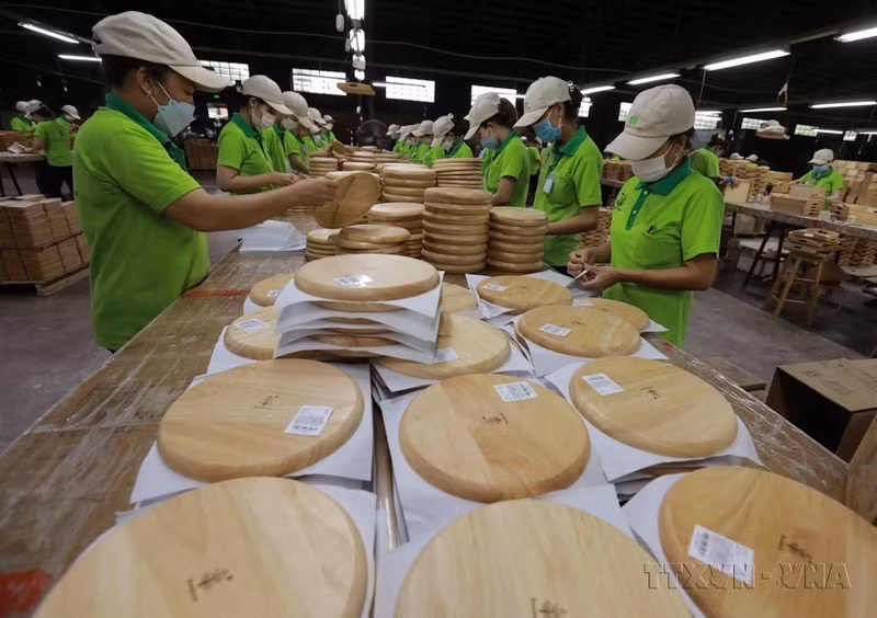 Acabado de productos de cocina para exportación en una fábrica en el barrio de Tan Hiep, ciudad de Tan Uyen, provincia de Binh Duong. (Foto: VNA)