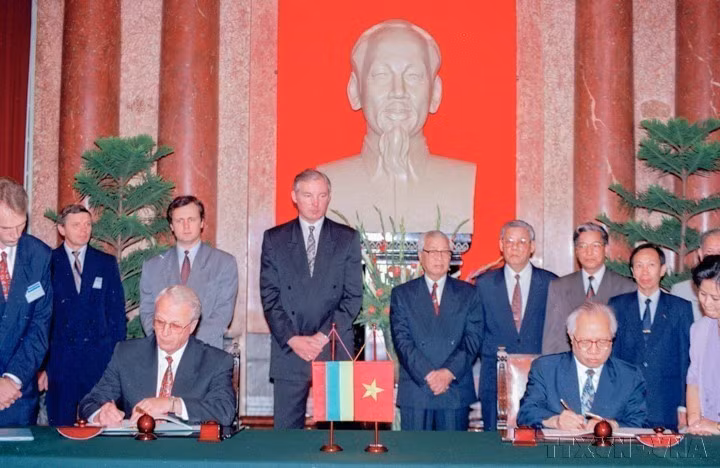 El primer ministro Vo Van Kiet y su par lituano Adolfas Slezevicius presencian la ceremonia de firma del Acuerdo de Promoción de Inversiones entre ambos países, el 27 de septiembre de 1995. (Foto: VNA)