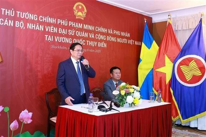 El primer ministro Pham Minh Chinh habla en una reunión con personal de la Embajada de Vietnam y representantes de la comunidad vietnamita en Suecia el 11 de junio. (Foto: VNA)
