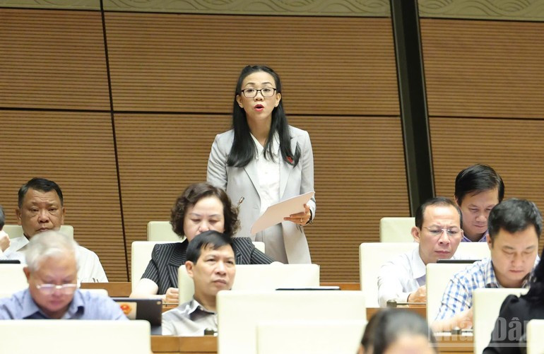 La diputada Trinh Thi Tu Anh, de la provincia de Lam Dong, interviene en la sesión (Foto: Nhan Dan)