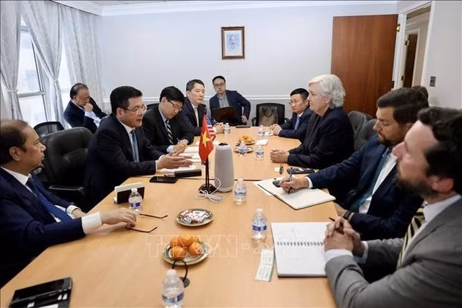 El ministro de Industria y Comercio, Nguyen Hong Dien, sostiene encuentro de trabajo con el Grupo Nike. (Foto: VNA)