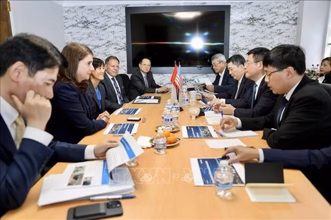 El ministro de Industria y Comercio, Nguyen Hong Dien, trabaja con representantes de la Corporación Exxon Mobil. (Foto: VNA)