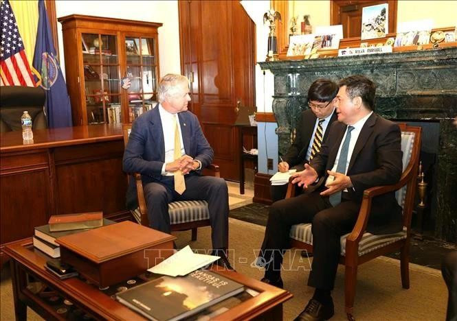 El ministro de Industria y Comercio, Nguyen Hong Dien, trabaja con el senador Roger Marshall. (Foto: VNA)