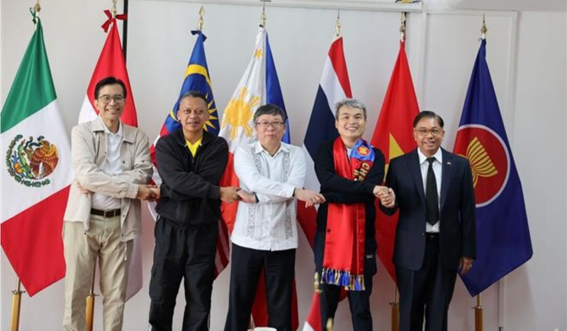 Los embajadores del ACMC posan para una foto grupal en la ceremonia de entrega. (Foto: VNA)