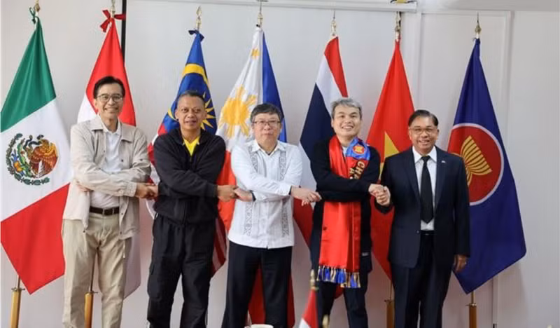 Los embajadores del ACMC posan para una foto grupal en la ceremonia de entrega. (Foto: VNA)