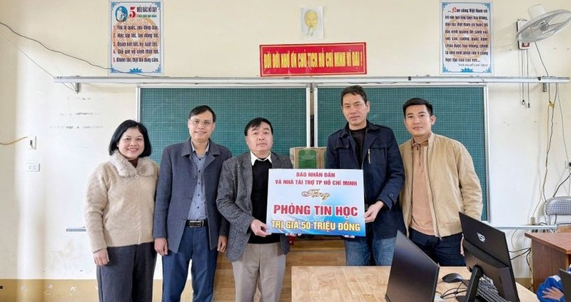 Representantes del periódico Nhan Dan en la provincia de Nghe An entregan un sistema de computadoras a la escuela primaria Thach Giam 2, en la comuna de Tuong Duong. (Foto: Nhan Dan)