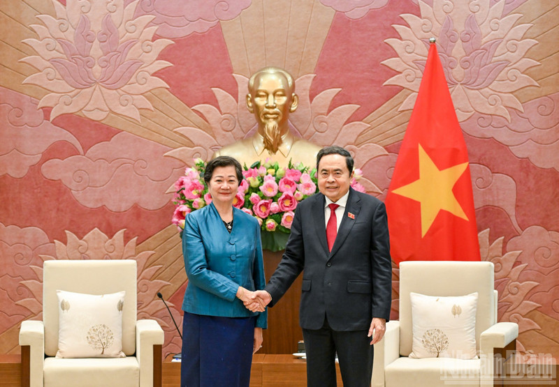 El presidente de la Asamblea Nacional de Vietnam, Tran Thanh Man, y la embajadora de Camboya, Chea Kimtha. (Foto: Nhan Dan)