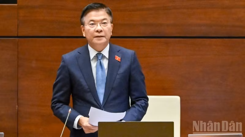 El viceprimer ministro de Vietnam Le Thanh Long rinde cuentas ante la Asamblea Nacional. (Foto: Nhan Dan)