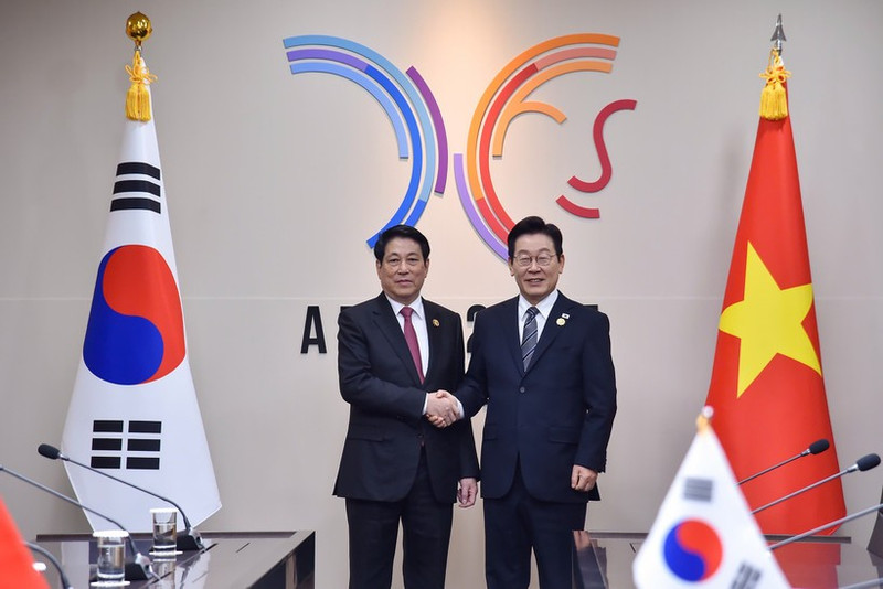 El presidente de Vietnam, Luong Cuong (izquierda), y su homólogo de Corea del Sur, Lee Jae Myung. 
