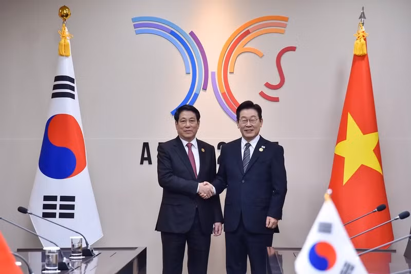 El presidente de Vietnam, Luong Cuong (izquierda), y su homólogo de Corea del Sur, Lee Jae Myung. 