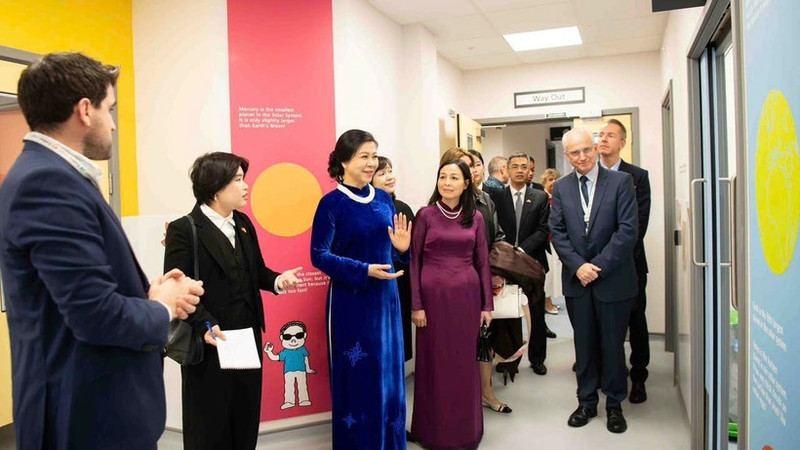 Ngo Phuong Ly, esposa del secretario general del Partido Comunista de Vietnam (PCV), To Lam, visita el Hospital Infantil Evelina de Londres. (Foto: VNA)