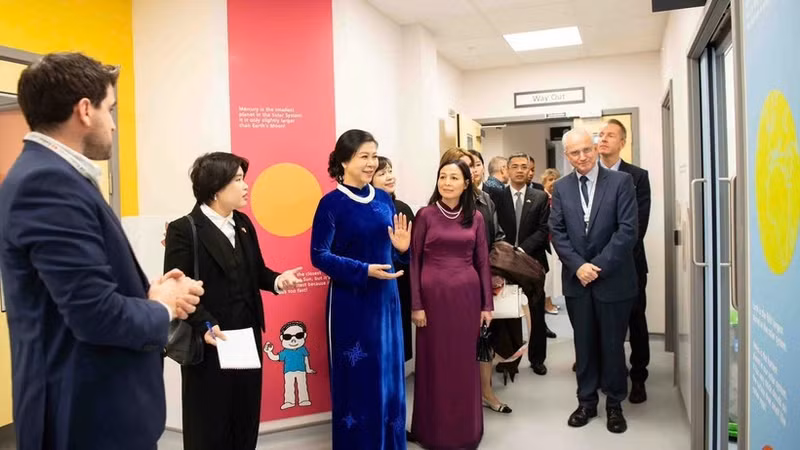 Ngo Phuong Ly, esposa del secretario general del Partido Comunista de Vietnam (PCV), To Lam, visita el Hospital Infantil Evelina de Londres. (Foto: VNA)