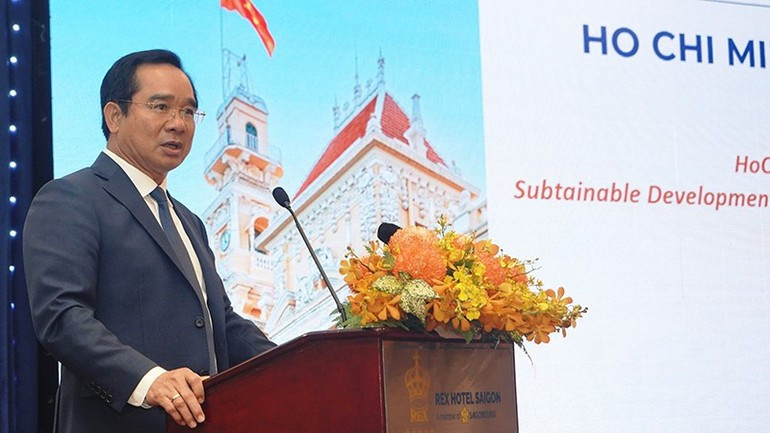 El presidente del Comité Popular de Ciudad Ho Chi Minh, habla en la cita.