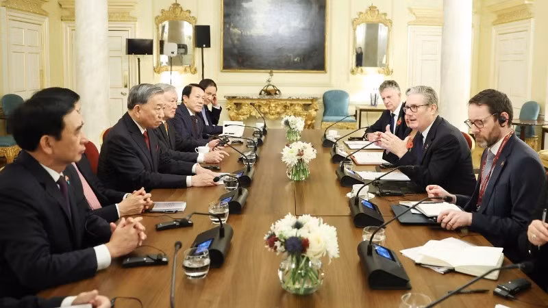 Durante las conversaciones oficiales entre el secretario general del Partido Comunista de Vietnam, To Lam, y el primer ministro británico, Keir Starmer. (Foto: VNA)
