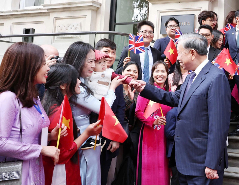 La comunidad vietnamita en el Reino Unido se despiden del secretario general del Partido Comunista de Vietnam, To Lam, y su esposa. (Foto: VNA)