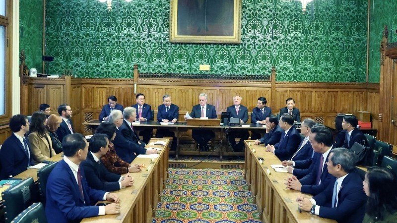 Durante el encuentro entre el secretario general del Partido Comunista de Vietnam, To Lam, y el Grupo del Parlamento Británico Amigos de Vietnam en Londres. (Foto: VNA)