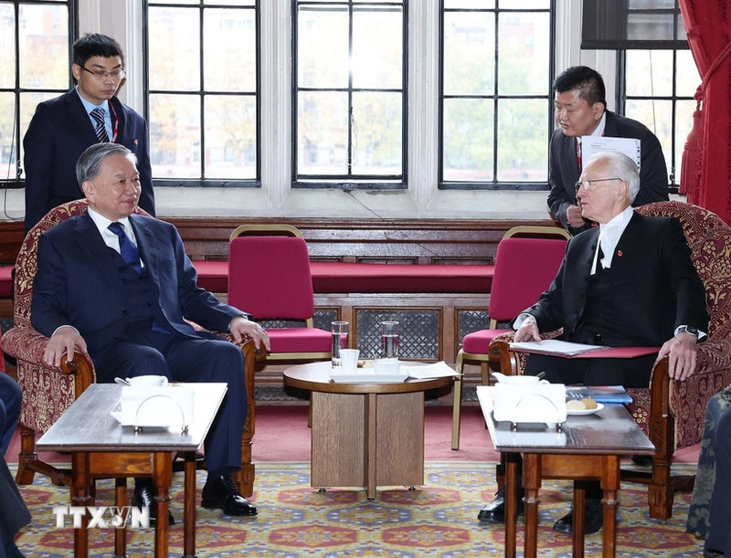 El secretario general del Partido Comunista de Vietnam, To Lam, sostiene un encuentro en Londres con el presidente de la Cámara de los Lores, John McFall (Barón McFall de Alcluith). Foto: VNA