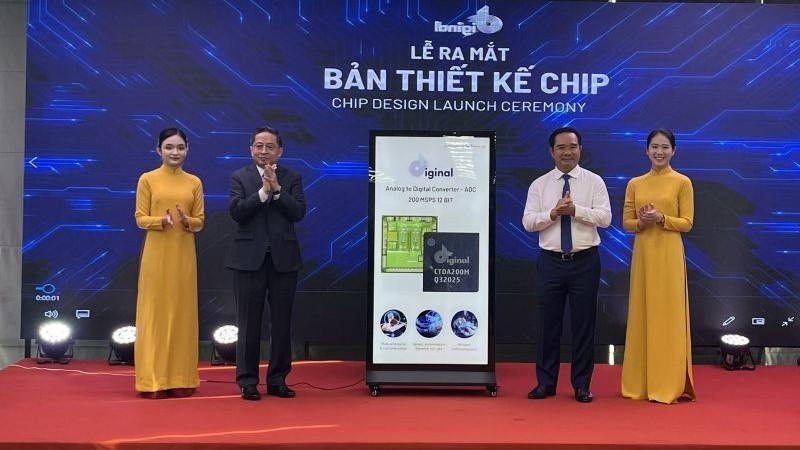 El presidente del Comité Popular de Ciudad Ho Chi Minh, Nguyen Van Duoc, y el presidente del Grupo CT, Tran Kim Chung, lanzan el diseño del chip ADC.