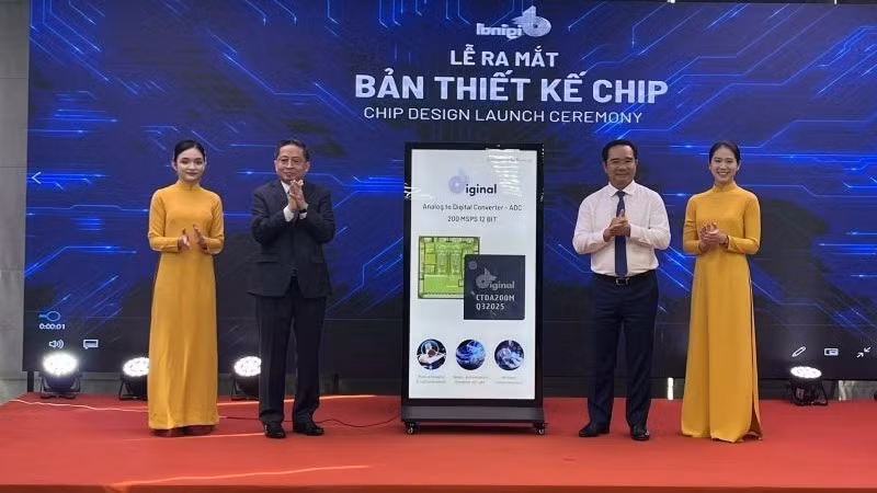 El presidente del Comité Popular de Ciudad Ho Chi Minh, Nguyen Van Duoc, y el presidente del Grupo CT, Tran Kim Chung, lanzan el diseño del chip ADC.