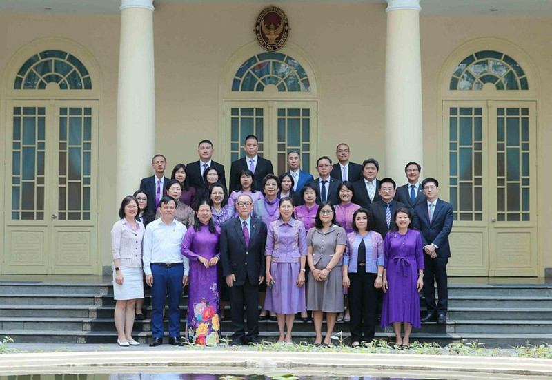 Delegados de la Fundación del Premio Princesa Maha Chakri posan una foto en la embajada de Tailandia en Hanói. (Foto: VNA)