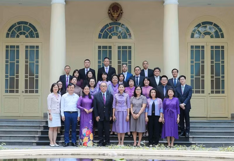 Delegados de la Fundación del Premio Princesa Maha Chakri posan una foto en la embajada de Tailandia en Hanói. (Foto: VNA)