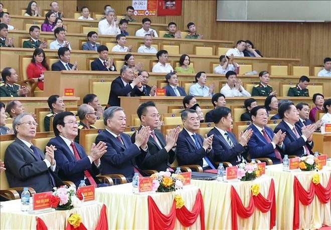 El secretario general del Partido Comunista de Vietnam, To Lam, junto actuales y anteriores dirigentes del Partido y el Estado, en el evento. (Foto: VNA)