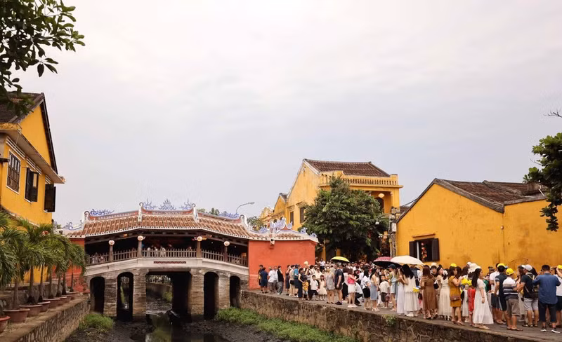 El patrimonio cultural mundial de la antigua ciudad de Hoi An, ciudad de Da Nang, es siempre un destino favorito para los turistas internacionales.