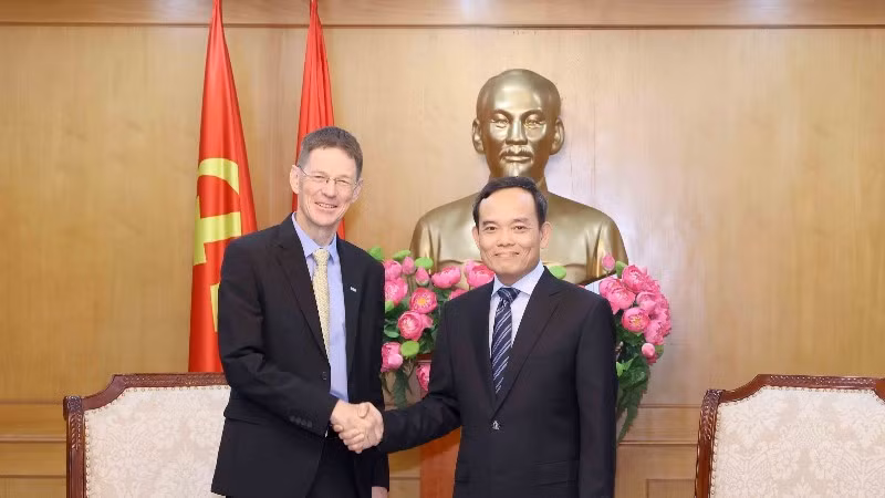 El secretario del Comité Central del Partido Comunista de Vietnam y jefe de su Comisión de Políticas y Estrategias, Tran Luu Quang, se reunió con Oliver Marquette, presidente de la Corporación AES Vietnam. (Foto: VNA)