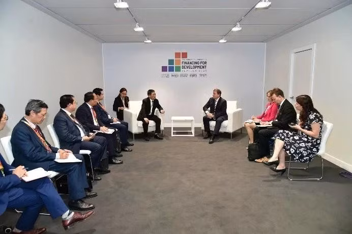 En la reunión entre el viceprimer ministro vietnamita Ho Duc Phoc y el ministro de Comercio Exterior y Cooperación al Desarrollo de Finlandia, Ville Tavio. (Foto: VNA)