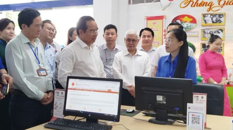 El presidente del Comité Popular de Ciudad Ho Chi Minh, Nguyen Van Duoc, inspecciona las actividades en el Centro de Servicios de Administración Pública de la comuna de Di An.