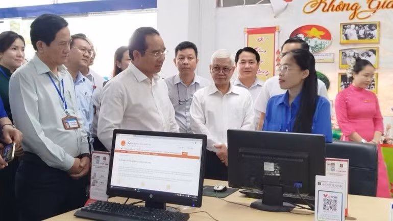 El presidente del Comité Popular de Ciudad Ho Chi Minh, Nguyen Van Duoc, inspecciona las actividades en el Centro de Servicios de Administración Pública de la comuna de Di An.