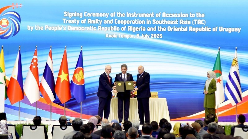 Ceremonia de firma del documento de adhesión de Uruguay y Argelia al Tratado de Amistad y Cooperación en el Sudeste Asiático (TAC) (Foto: baoquocte.vn)