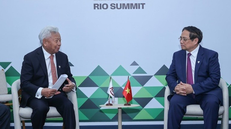 El primer ministro de Vietnam, Pham Minh Chinh, y el presidente del AIIB, Jin Liqun. (Foto: VGP)