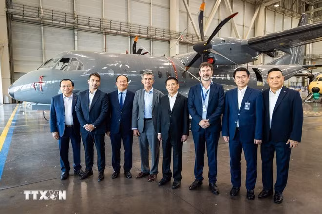 El viceprimer ministro vietnamita Hoc Duc Phoc y delegados en la factoría de Airbus en la ciudad de Sevilla. (Foto: VNA)