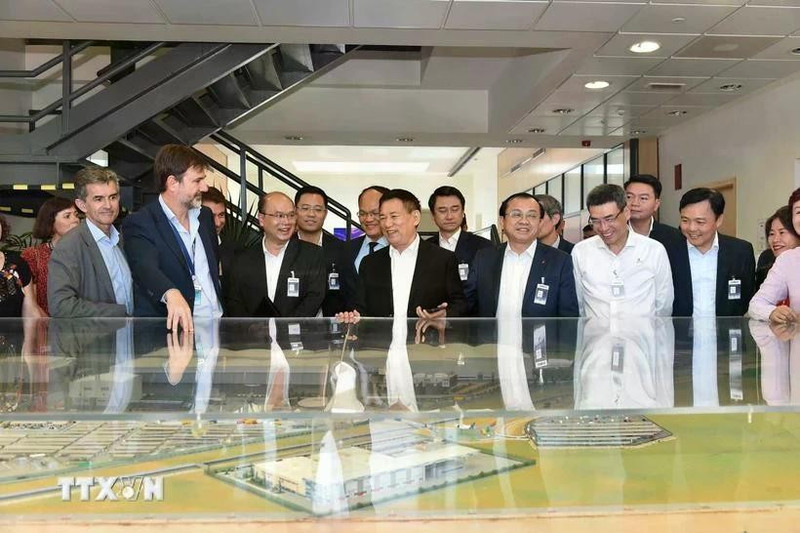 Representantes de la fábrica de Airbus en Sevilla presentan la escala de la planta al viceprimer ministro vietnamita Ho Duc Phoc. (Foto: VNA)