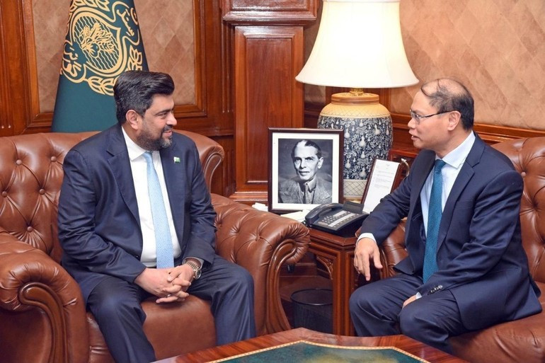 El embajador de Vietnam en Pakistán, Pham Anh Tuan, se reúne con el gobernador de la provincia de Sindh, Kamran Khan Tesorri. (Foto: Embajada de Vietnam en Pakistán)