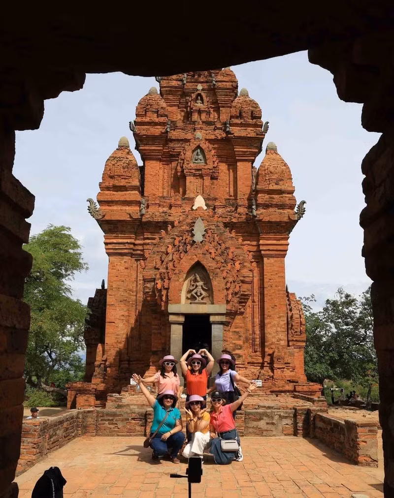 La torre Po Klong Garai, provincia central de Khanh Hoa, tiene un atractivo especial para los turistas que desean explorar la antigua arquitectura Champa.